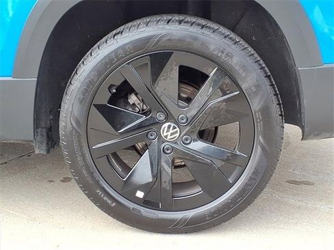 Used 2025 Volkswagen Taos SE image 10
