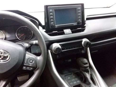 Used 2020 Toyota RAV4 LE AWD/4WD image 9