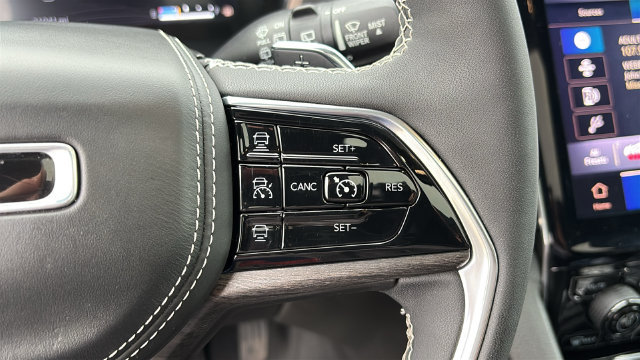 Used 2023 Jeep Grand Cherokee Overland w/ Luxury Tech Group IV AWD/4WD image 14