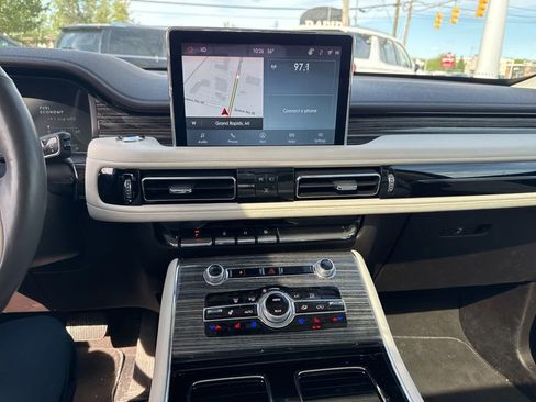 Used 2023 Lincoln Aviator Black Label w/ Class IV Trailer Tow Package AWD/4WD image 12