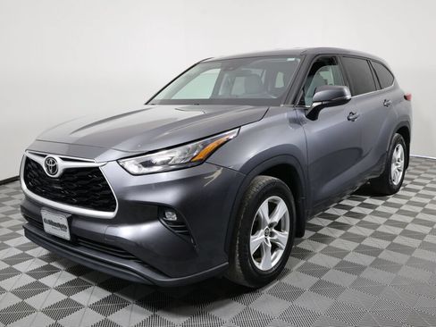 Used 2020 Toyota Highlander LE AWD/4WD image 5