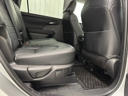 Used 2022 Toyota Highlander XLE image 17