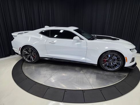 Used 2021 Chevrolet Camaro ZL1 RWD image 19