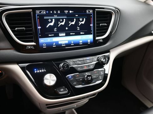 Used 2023 Chrysler Pacifica Touring-L FWD image 17