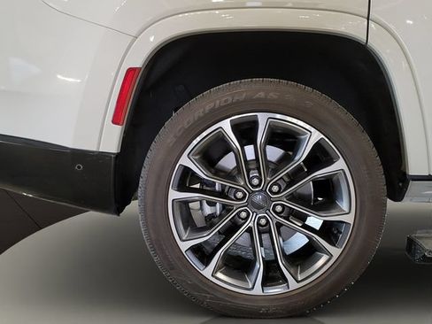 Used 2022 Jeep Grand Wagoneer Series III w/ HD Trailer Tow Package AWD/4WD image 30