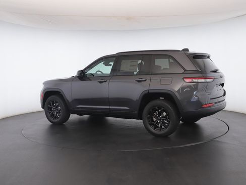 New 2025 Jeep Grand Cherokee Altitude image 22