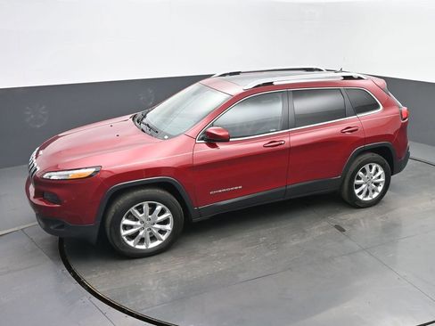 Used 2017 Jeep Cherokee Limited image 39