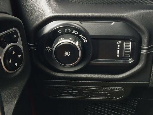 Used 2025 Jeep Wrangler Unlimited Rubicon AWD/4WD image 12