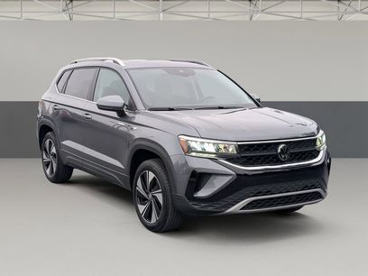 Used 2024 Volkswagen Taos SE w/ Panoramic Sunroof Package