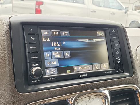 Used 2014 Chrysler Town & Country Limited w/ Luxury Group FWD image 19