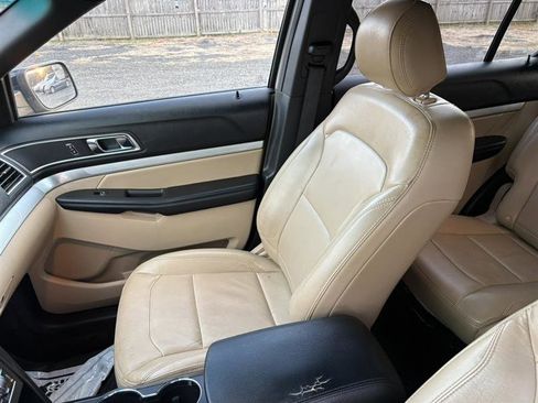 Used 2017 Ford Explorer XLT w/ Equipment Group 202A image 8