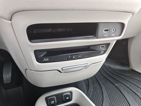 Used 2017 Chrysler Pacifica Limited image 32