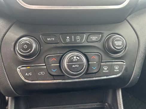 Used 2019 Jeep Cherokee Trailhawk w/ Cold Weather Group AWD/4WD image 8