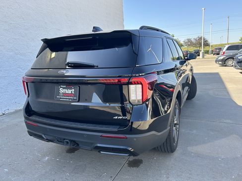 Used 2025 Ford Explorer ST-Line w/ ST-Line Street Pack AWD/4WD image 7