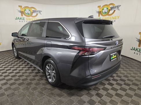 Used 2025 Toyota Sienna LE image 6