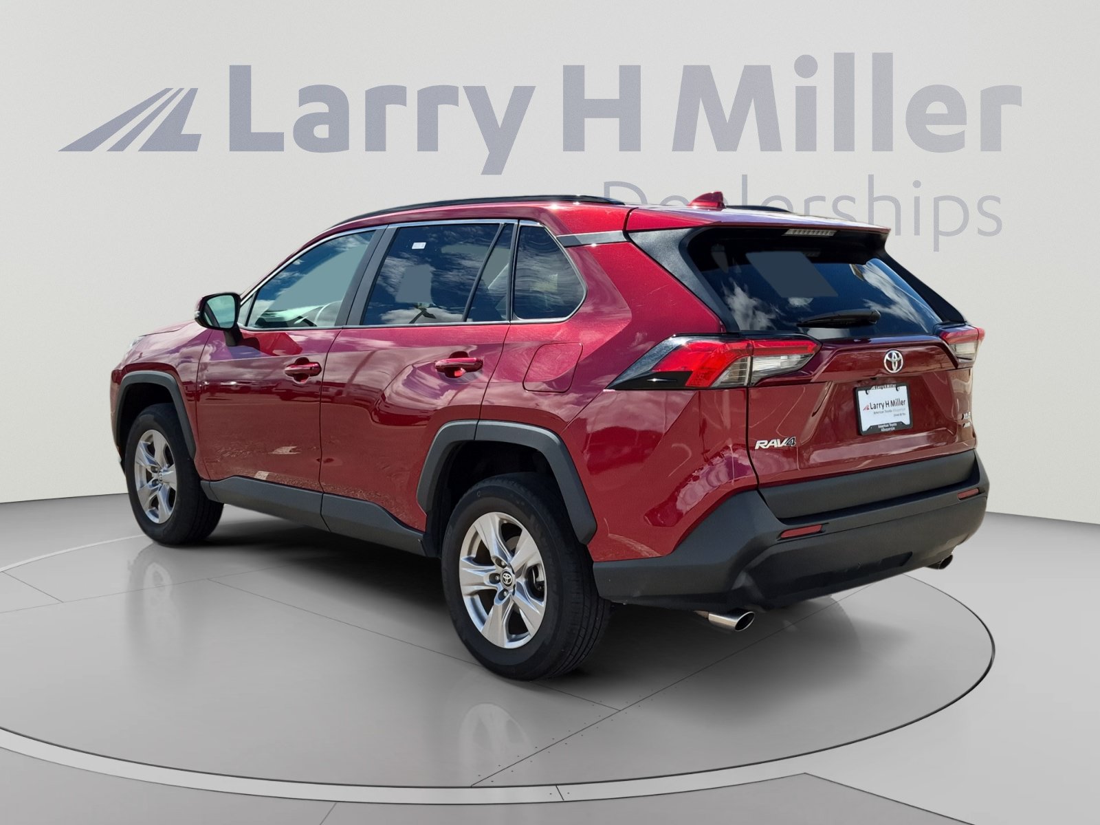 Used 2025 Toyota RAV4 XLE AWD/4WD image 3