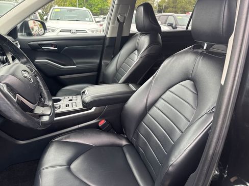 Used 2023 Toyota Highlander XLE AWD/4WD image 16