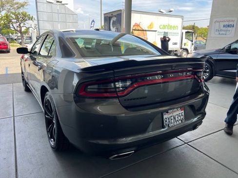 Used 2018 Dodge Charger SXT w/ Blacktop Package RWD image 14