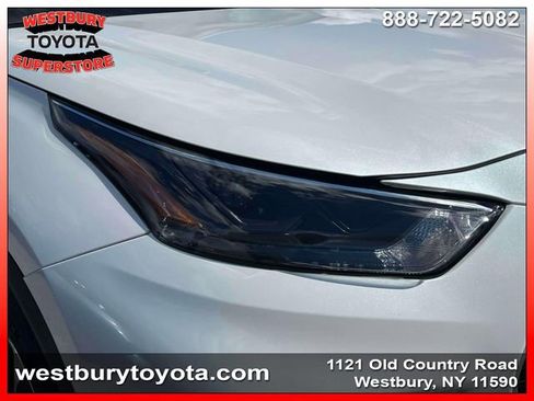 Used 2024 Toyota Highlander XLE image 11