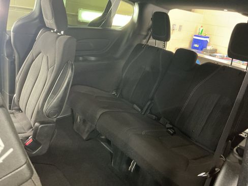 Used 2020 Chrysler Pacifica Touring w/ S Appearance Package FWD image 11