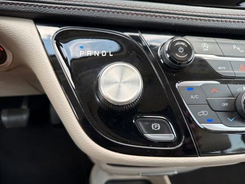 Used 2020 Chrysler Pacifica Limited FWD image 15