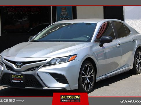 Used 2018 Toyota Camry SE FWD image 1
