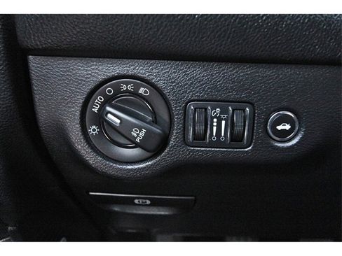 Used 2015 Dodge Challenger R/T image 18