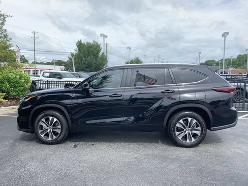 Used 2024 Toyota Highlander XLE FWD image 5
