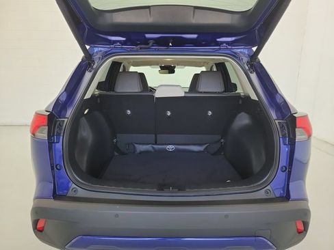 Used 2023 Toyota Corolla Cross XLE w/ Convenience Package FWD image 11