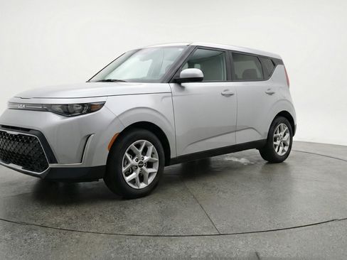 Used 2025 Kia Soul LX w/ LX Technology Package FWD image 3