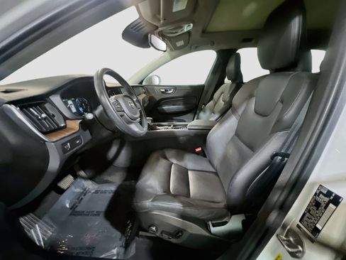 Used 2021 Volvo XC60 T5 Momentum w/ Advanced Package AWD/4WD image 16