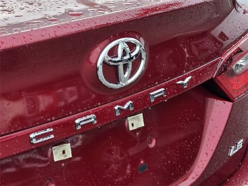 Used 2021 Toyota Camry LE image 9
