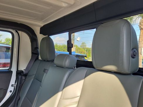Used 2025 Jeep Gladiator Mojave w/ Convenience Group AWD/4WD image 14
