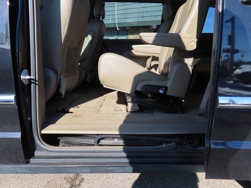 Used 2014 Chrysler Town & Country Touring image 11