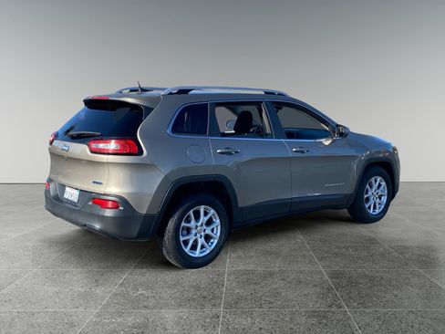 Used 2017 Jeep Cherokee Latitude FWD image 5