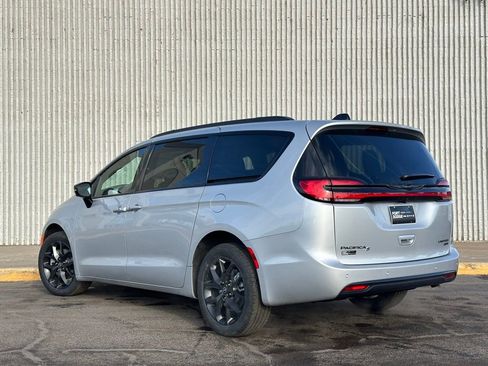 New 2026 Chrysler Pacifica Limited w/ S Appearance Package image 3