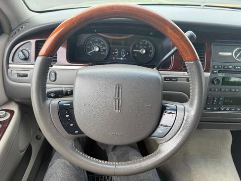 Used 2010 Lincoln Town Car Signature Limited image 2