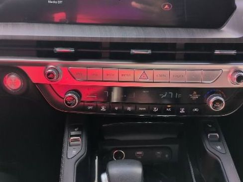 Used 2024 Kia Telluride EX w/ EX Captain's Chair Package FWD image 17