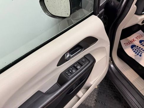 Used 2020 Chrysler Pacifica Touring w/ Cold Weather Group image 18