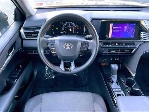 Used 2025 Toyota Camry LE image 5