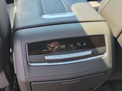 Used 2025 Cadillac Escalade Premium Luxury AWD/4WD image 24
