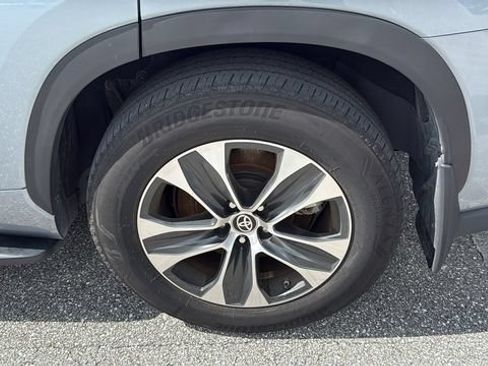 Used 2024 Toyota Highlander XLE FWD image 10