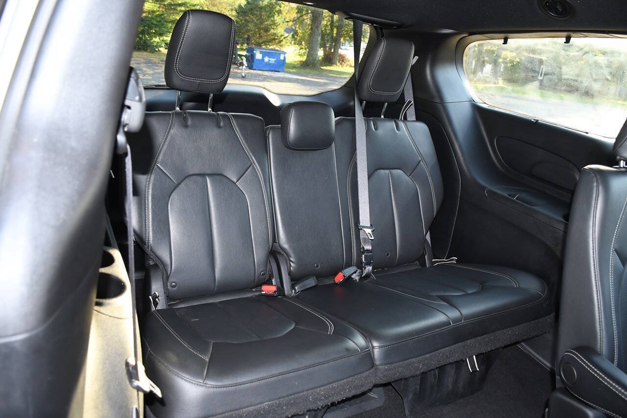 Used 2020 Chrysler Pacifica Touring-L w/ S Appearance Package FWD image 22