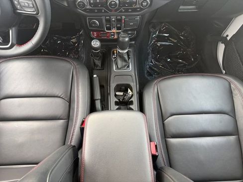 Used 2024 Jeep Gladiator Rubicon AWD/4WD image 5