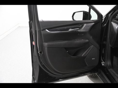 Used 2022 Cadillac XT5 Premium Luxury w/ Technology Package AWD/4WD image 4