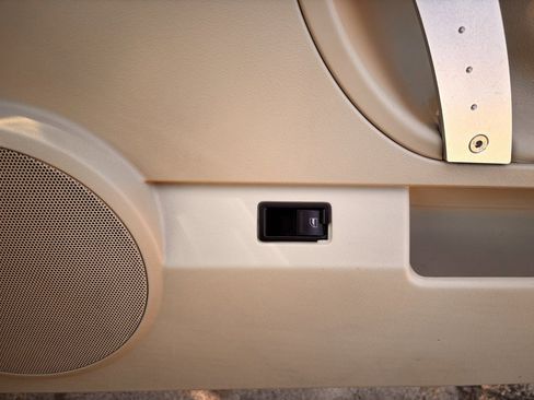 Used 2008 Volkswagen Beetle SE image 25