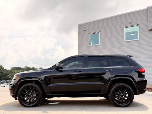 Used 2019 Jeep Grand Cherokee Altitude AWD/4WD image 12