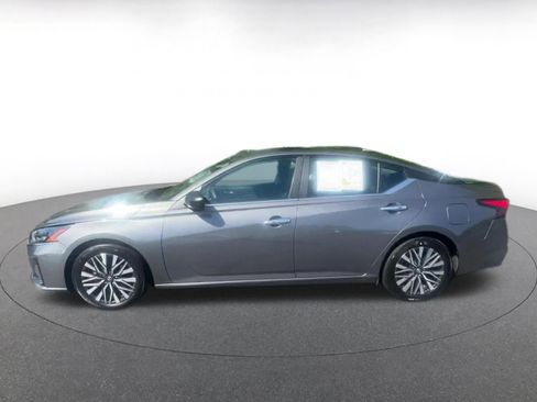 Used 2025 Nissan Altima 2.5 SV FWD image 9