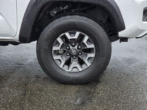Used 2022 Toyota Tacoma TRD Off-Road AWD/4WD image 9