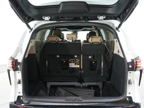 Used 2024 Toyota Sienna Limited AWD/4WD image 18